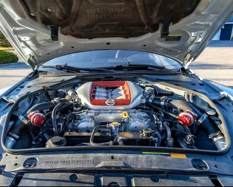 2010 Nissan GT-R - Image 2